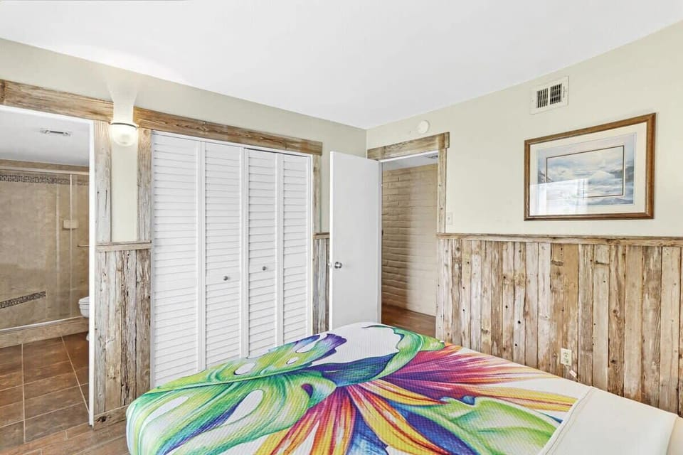 Queen size bed and ensuite bathroom