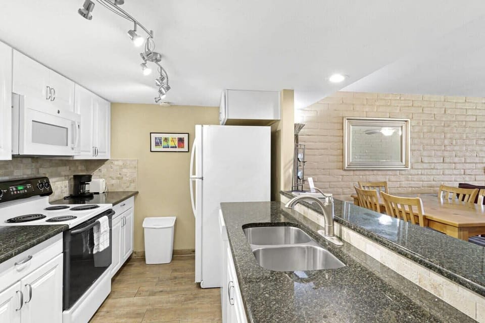 Fully stocked kitchen!