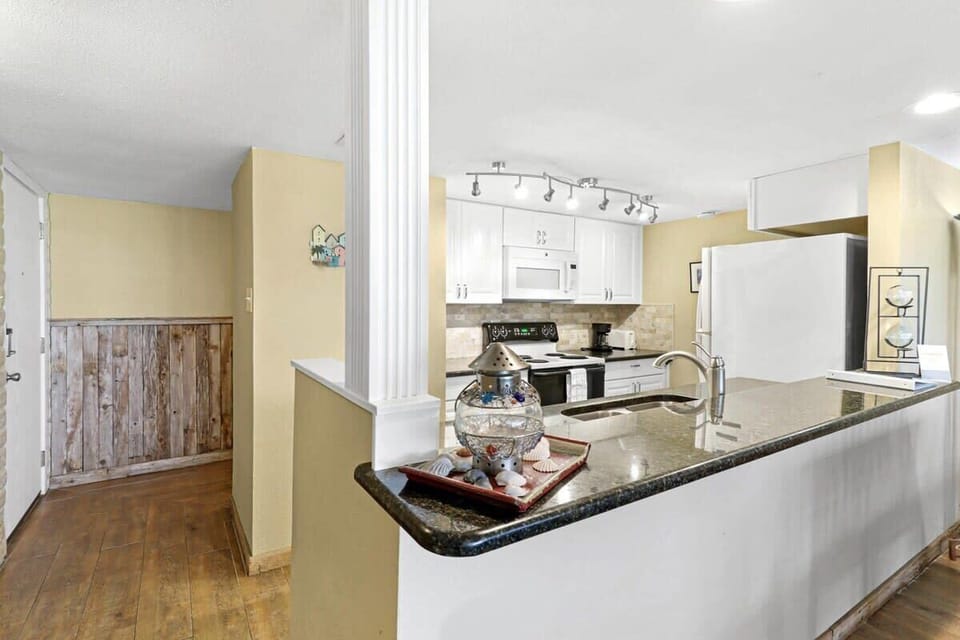 Fully stocked kitchen!