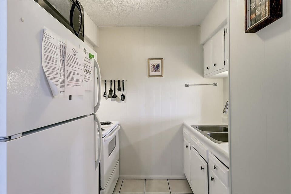 Compact kitchen, big flavor: Everything you need in a cozy space.