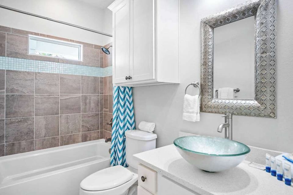 Full Bathroom with Shower/Tub Combo