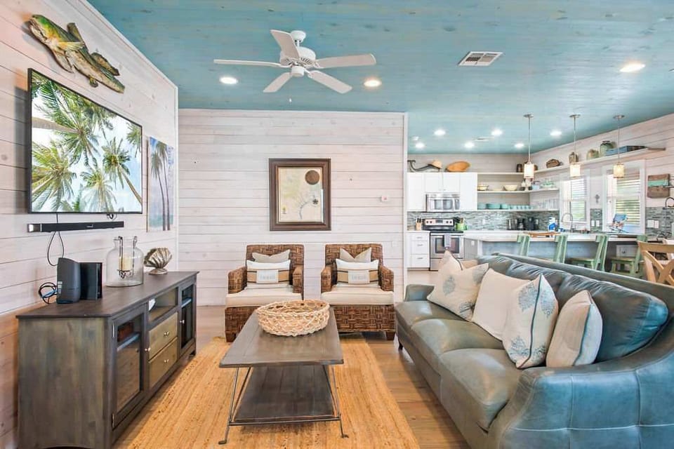 Kick back and enjoy your favorite shows on the flatscreen TV, with plush seating that’s perfect for everyone to get comfy and cozy together. Movie night, anyone?

