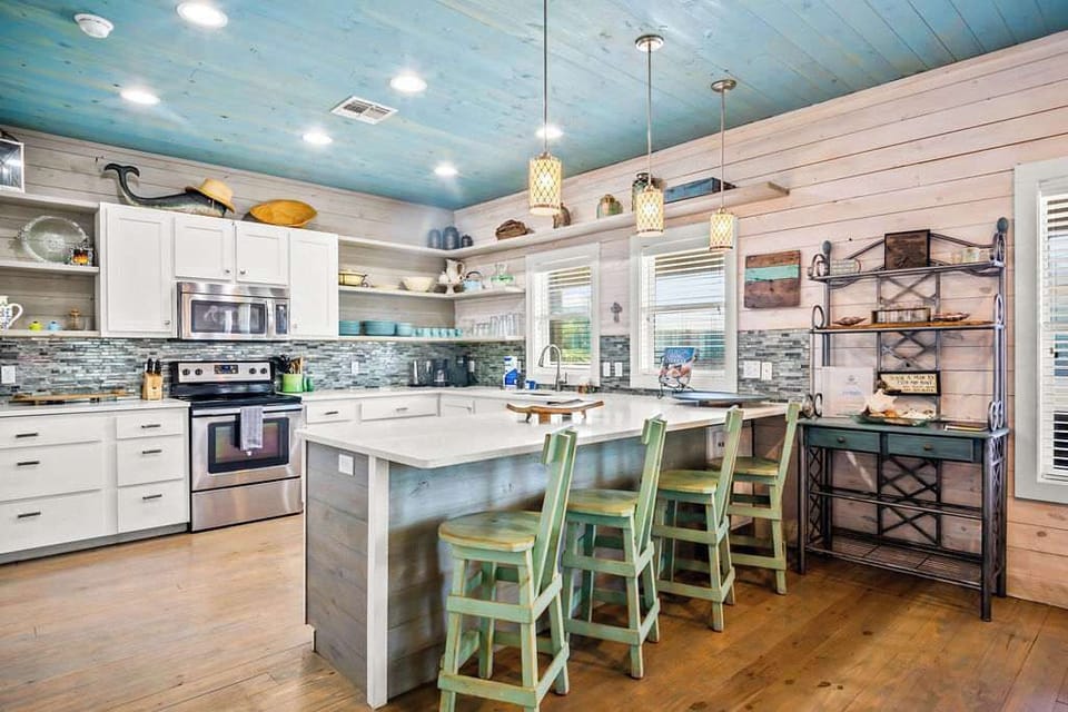 Whip up your favorite meals in our fully stocked kitchen—everything you need to cook, bake, and gather around for good food and great memories.
