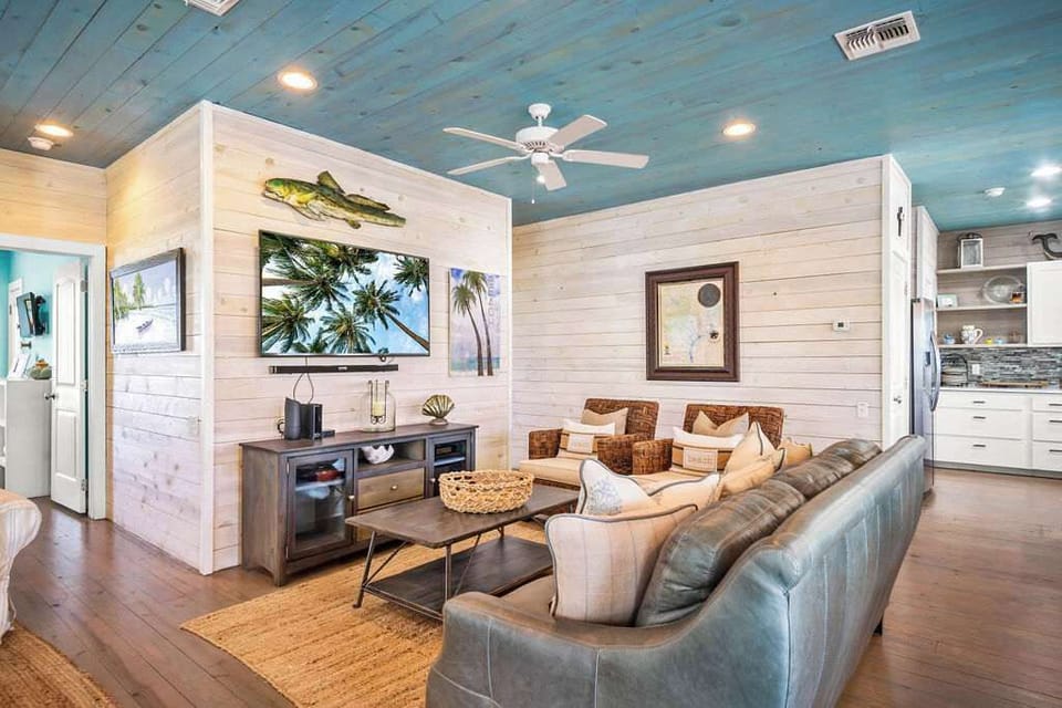 Kick back and enjoy your favorite shows on the flatscreen TV, with plush seating that’s perfect for everyone to get comfy and cozy together. Movie night, anyone?

