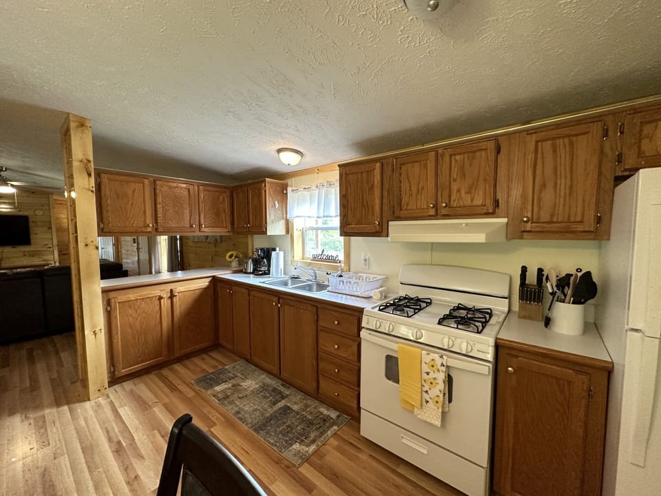 1st Choice Lodging - Burr Oak Bungalow