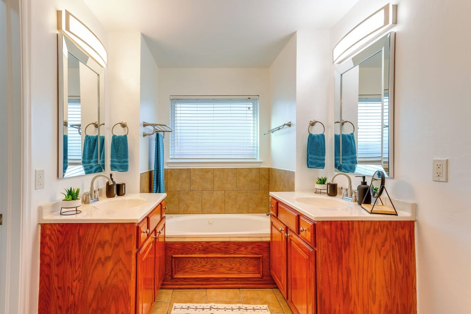 En-Suite Bathroom | Towels Provided | Complimentary Toiletries