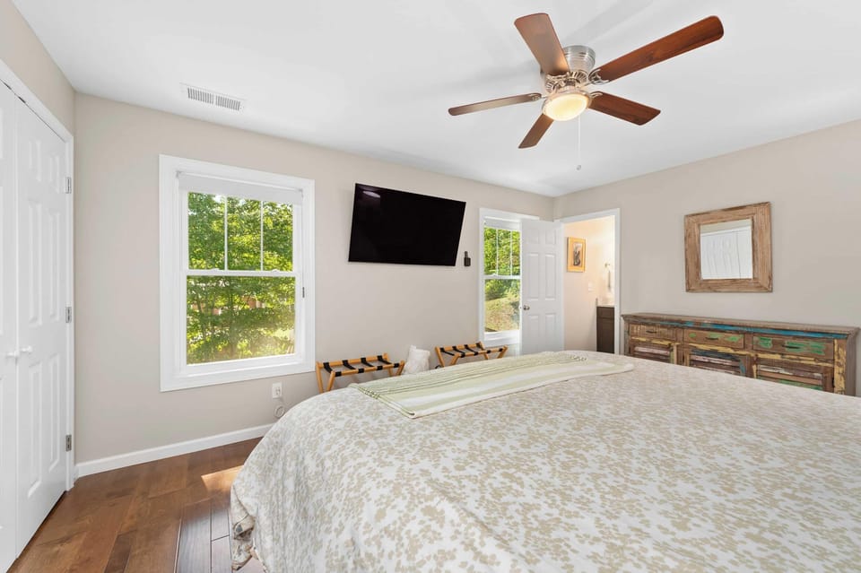 Little Sycamore by Avantstay Premier Location + Patio Cottage in Asheville