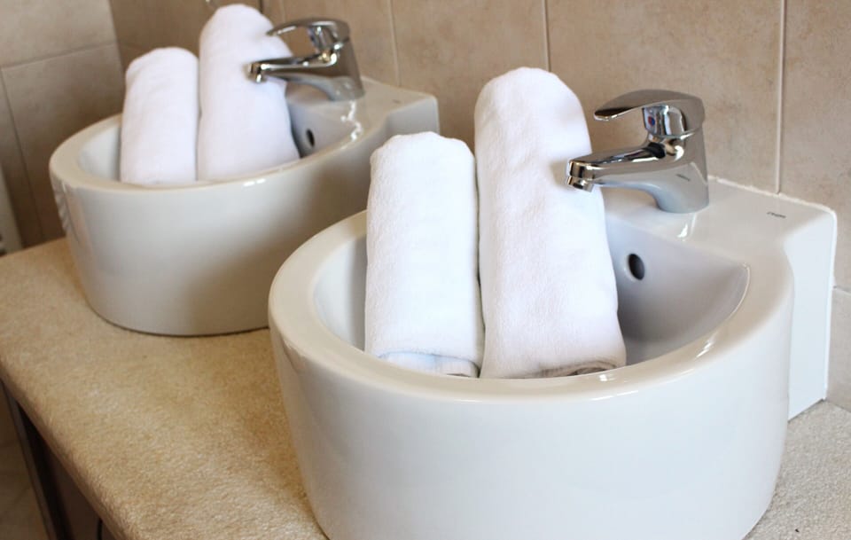 Deluxe Double Room, Balcony | Bathroom | Shower, free toiletries, hair dryer, towels