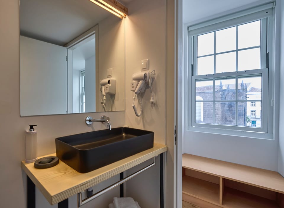 City Double Room (21 3ºN N) | Bathroom | Free toiletries, towels, soap, shampoo