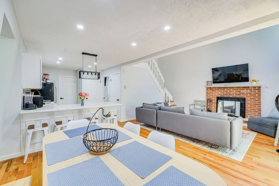 Dining Area | Dishware & Flatware Provided