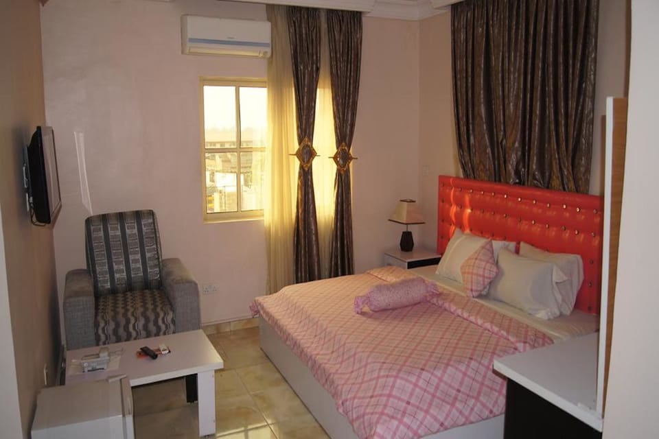 Governor's Suite | Desk, laptop workspace, free WiFi, bed sheets