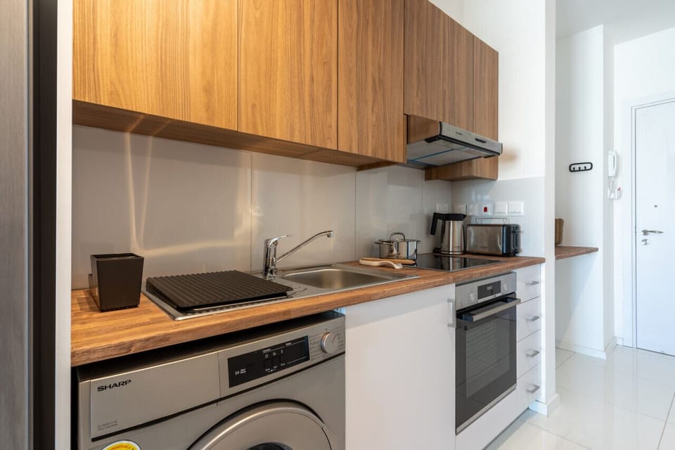 Full kitchen