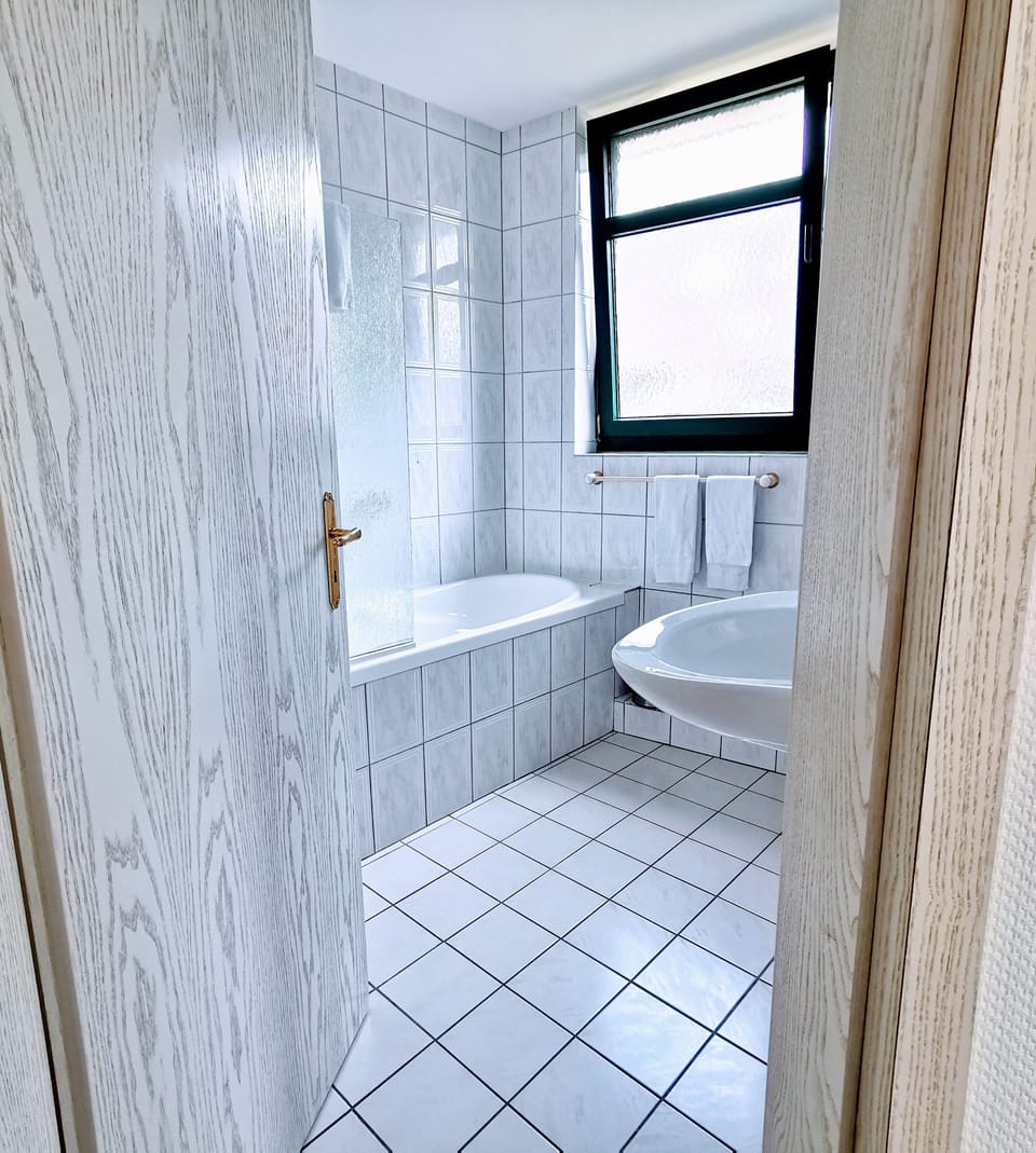 Deluxe Suite | Bathroom | Hair dryer, towels