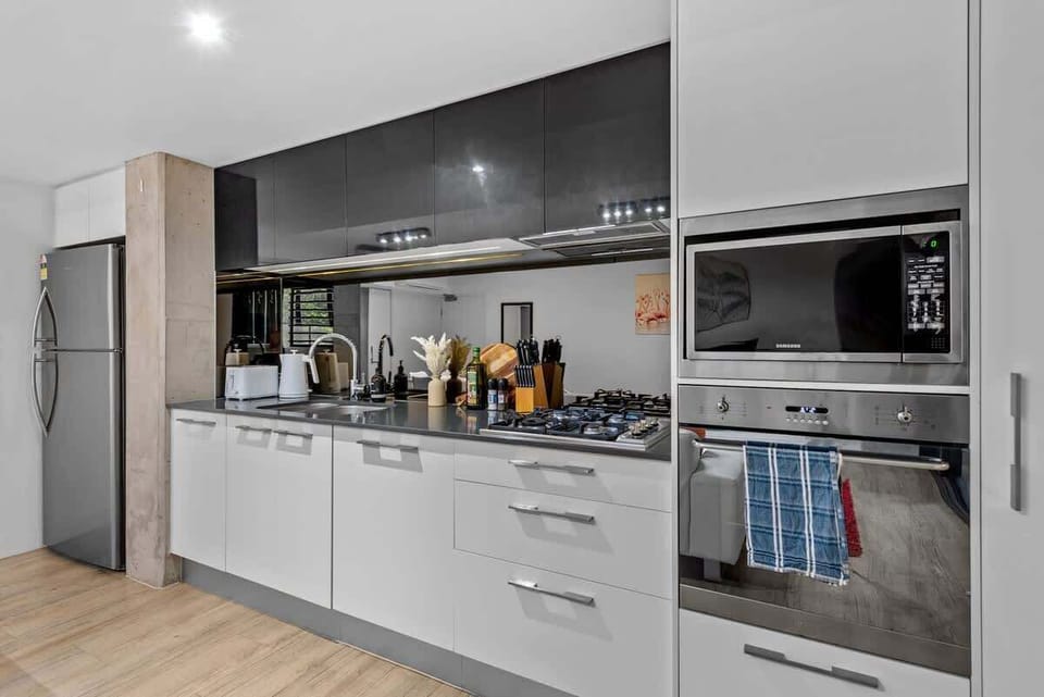 Galley kitchen with gas cooking, dishwasher & everything you'll need...
