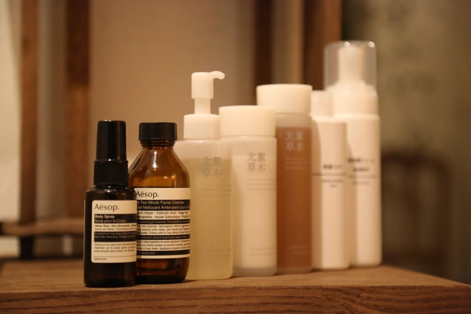 Combined shower/tub, designer toiletries, hair dryer, slippers
