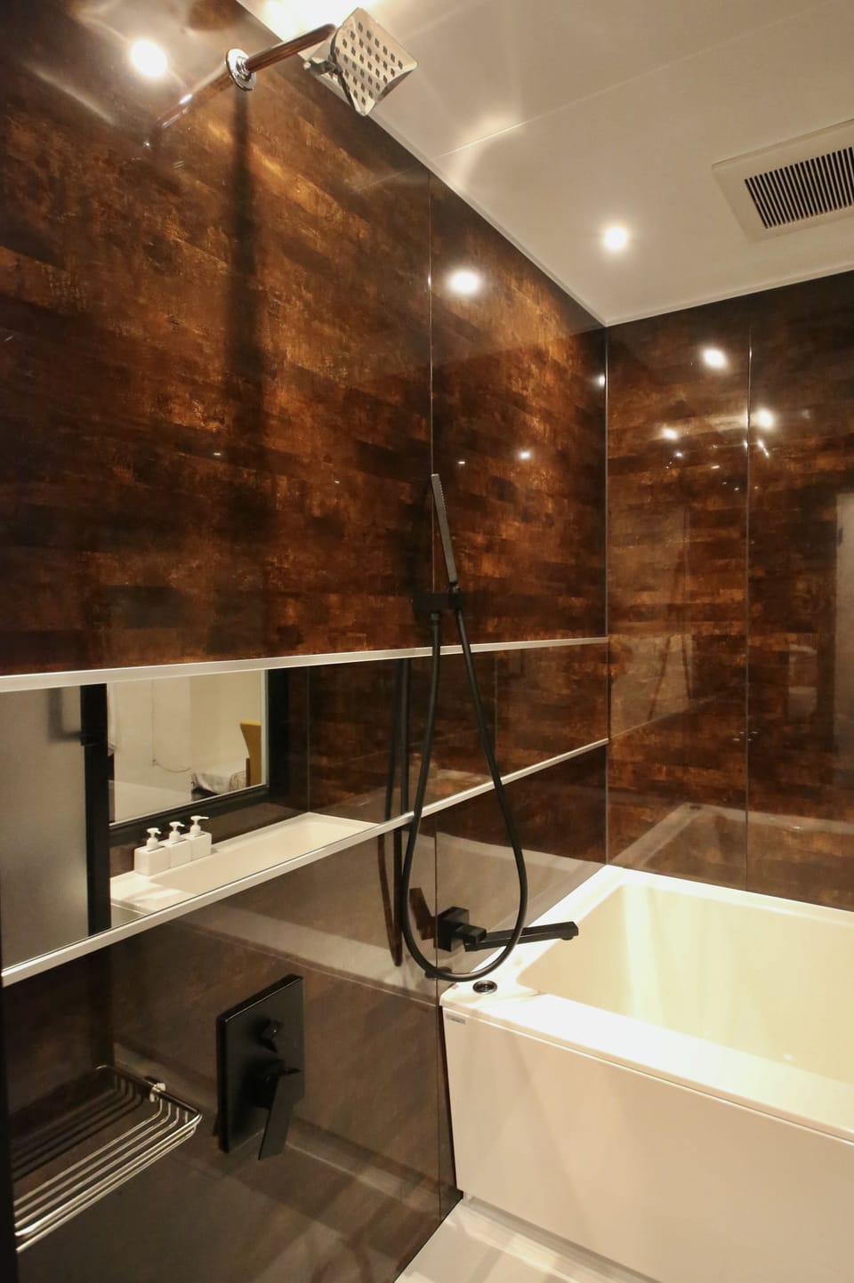 Combined shower/tub, designer toiletries, hair dryer, slippers