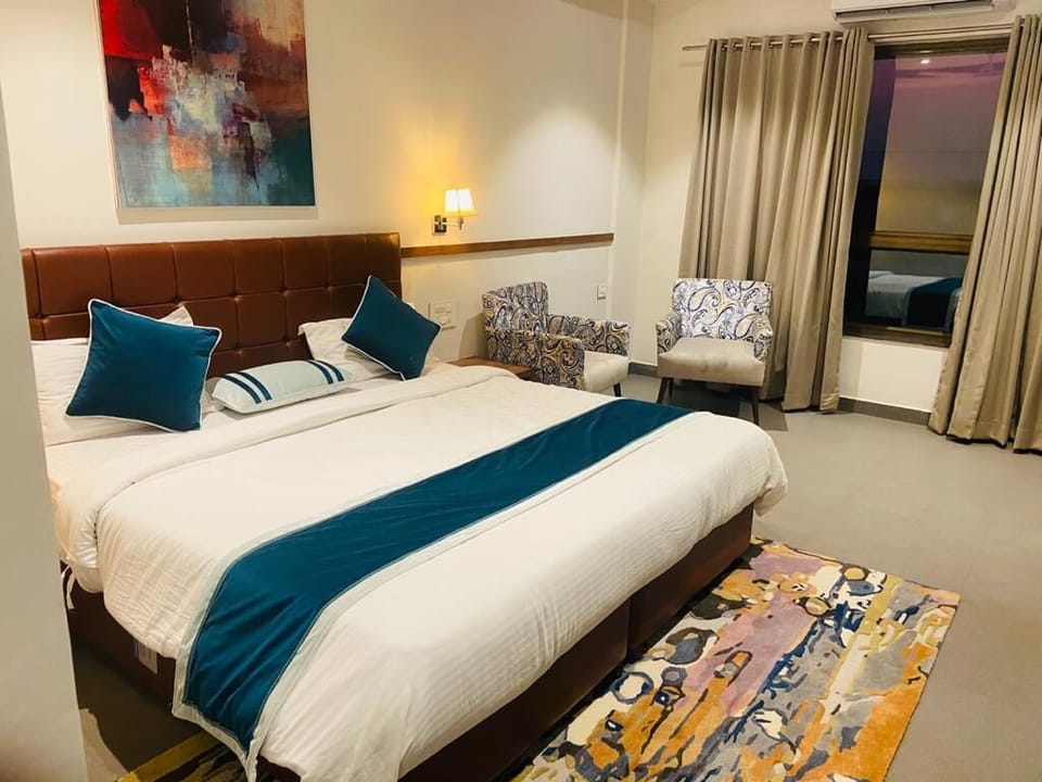 Deluxe Room | 1 bedroom, in-room safe, desk, laptop workspace