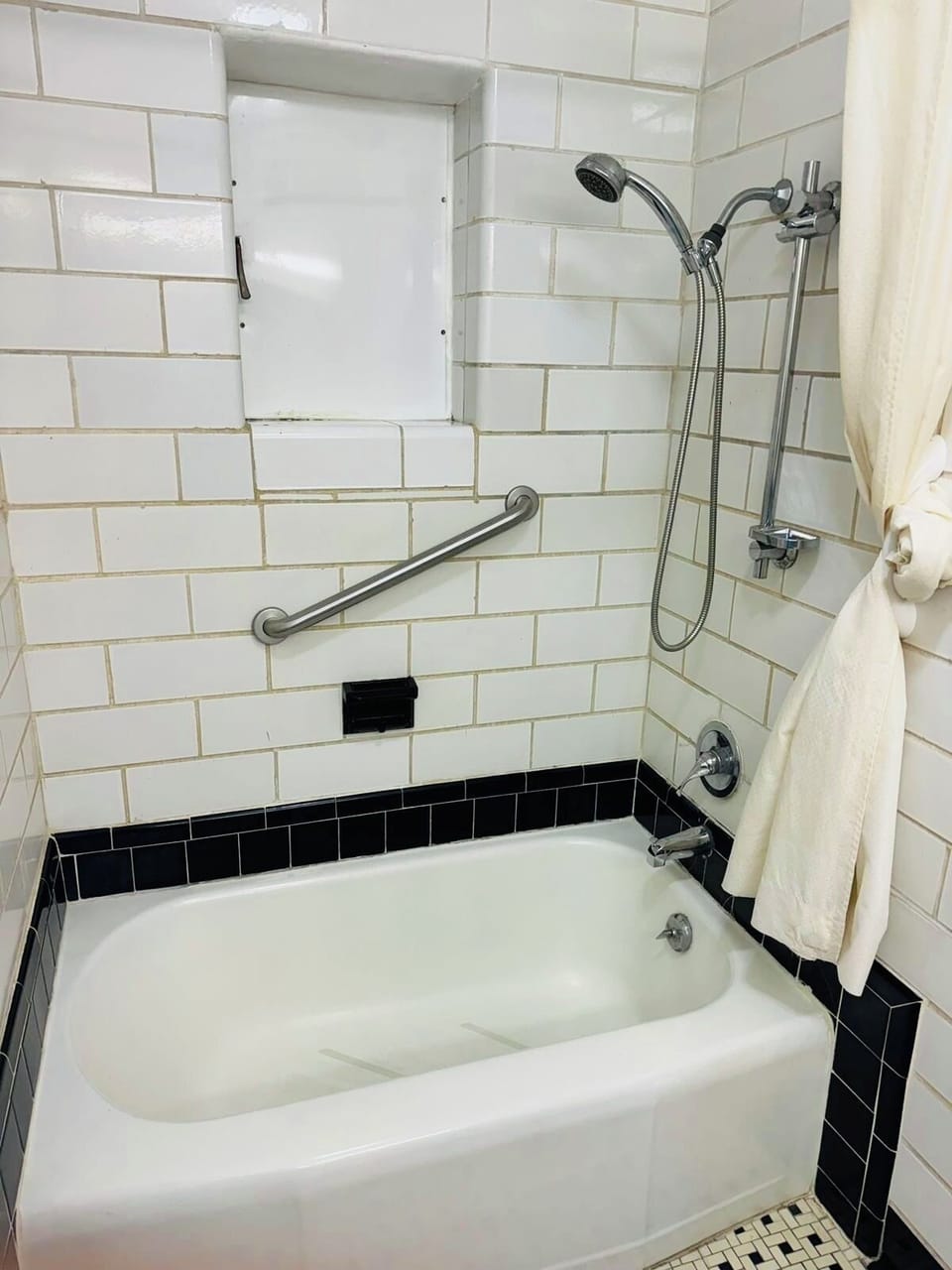 Standard Double Room | Bathroom | Combined shower/tub, hair dryer, towels