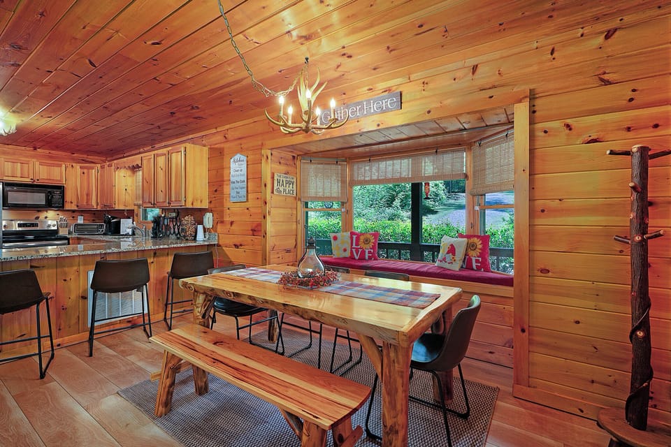 Bear Creek - Entry Level Dining Area