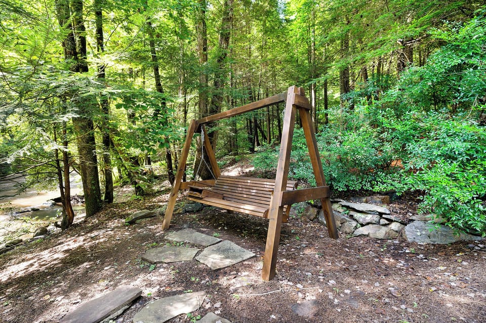 Mountaintown Creek Lodge - Backyard Swing
