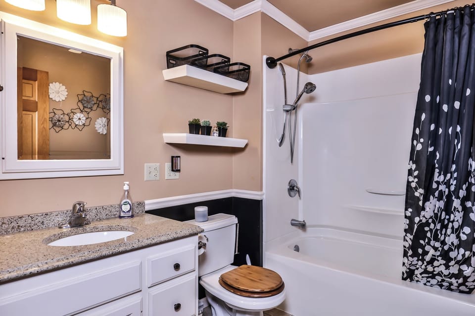 Bright beautiful bathroom with tub/shower combo