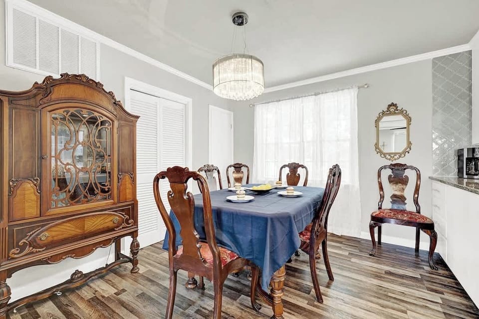 Dining table for 6 to enjoy a delicious meal.