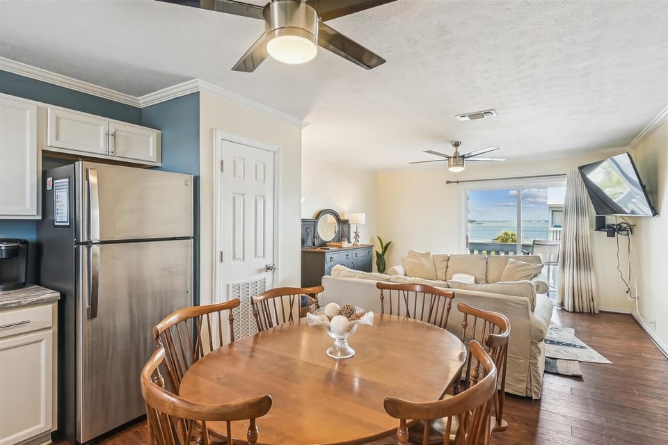 Condo, 2 Bedrooms | Dining