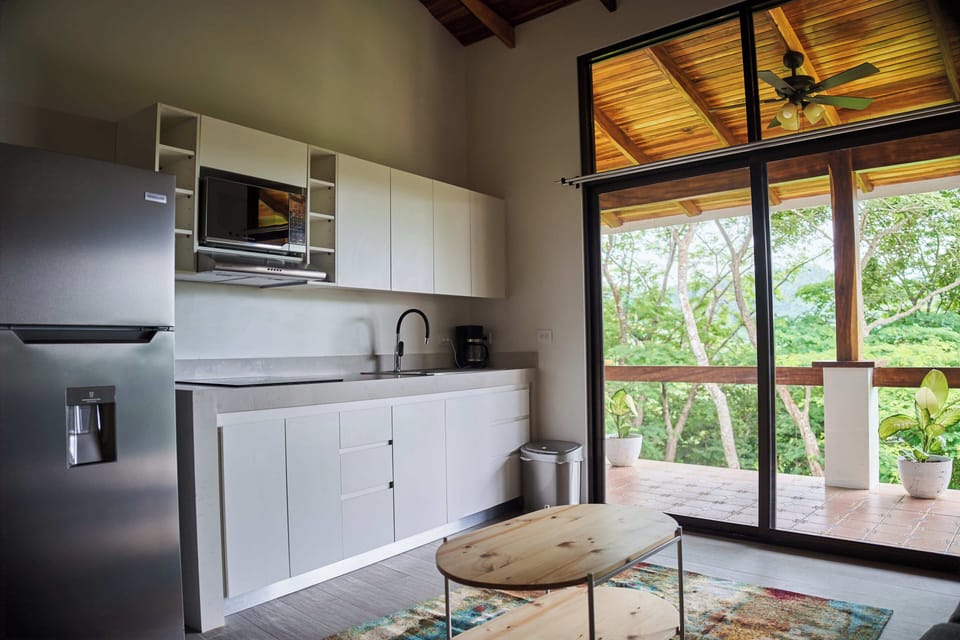 Bungalow | Private kitchen | Shared fridge, microwave