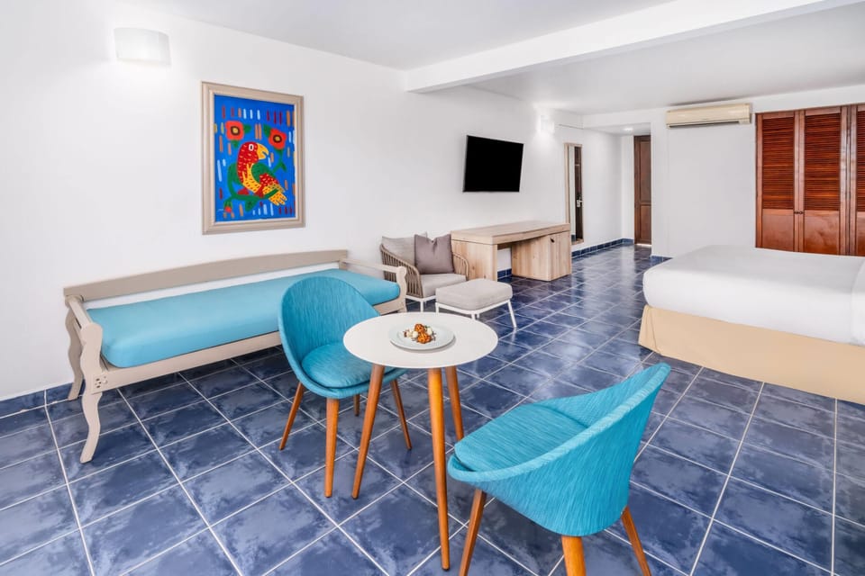 Room, 1 King Bed, Garden View (Plus) | Minibar, in-room safe, desk, iron/ironing board