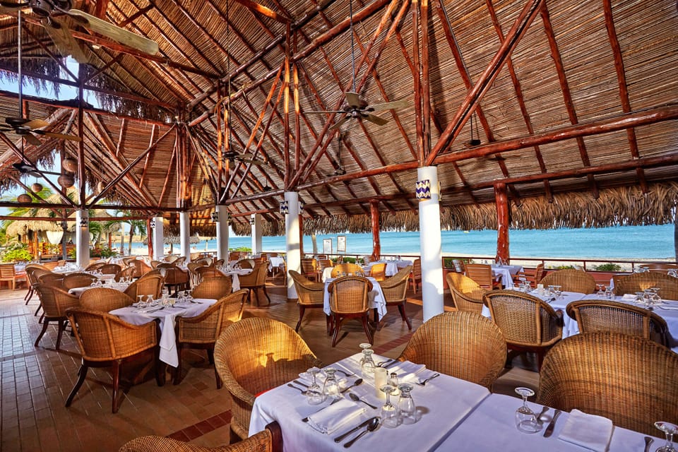 9 restaurants; breakfast, lunch, and dinner served
