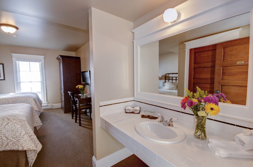 Double Room, 2 Double Beds (Lewis & Clark) | Bathroom | Designer toiletries, hair dryer, bathrobes, towels