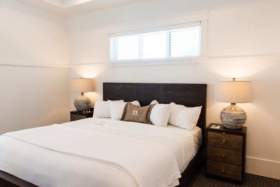 Private Cottage, 1 King Bed with Sofa Bed | Iron/ironing board, WiFi (free), bed sheets