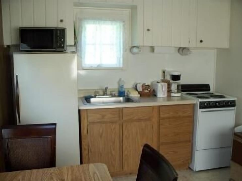 Standard Cottage, 1 Bedroom, Valley View | Private kitchen | Coffee/tea maker, full-size fridge, microwave, cookware/dishes/utensils