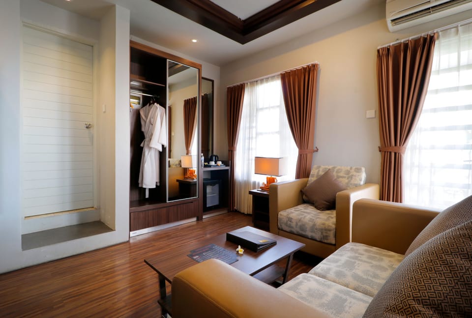 Executive Suite Room | Minibar, in-room safe, desk, soundproofing
