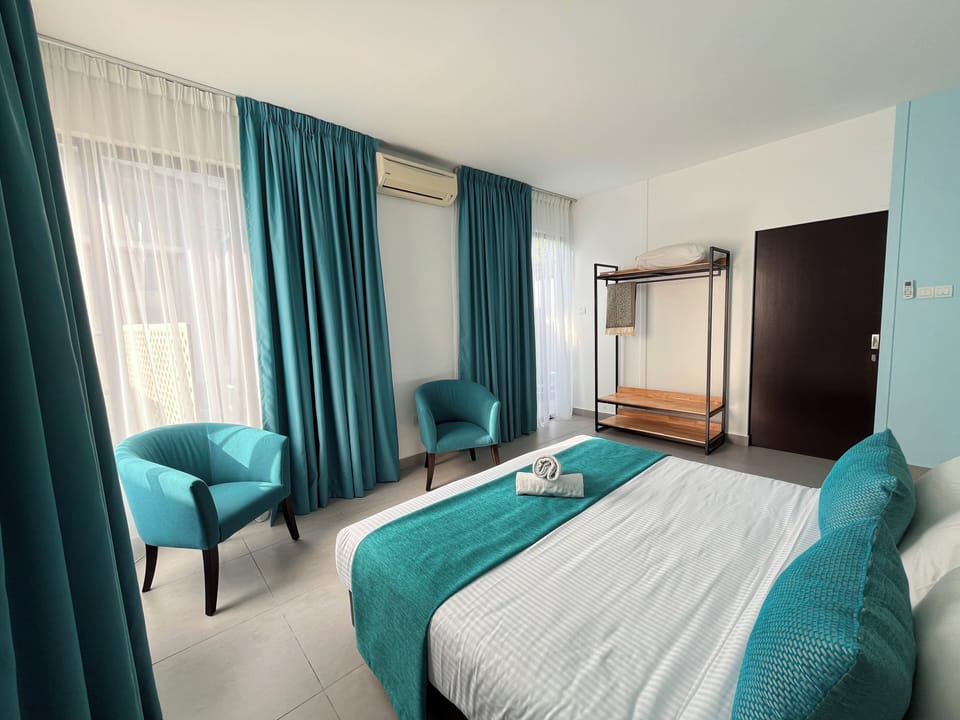 Jacuzzi Villa | Minibar, desk, iron/ironing board (on request), WiFi (free)