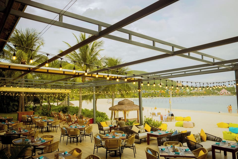 5 restaurants; breakfast, lunch, and dinner served