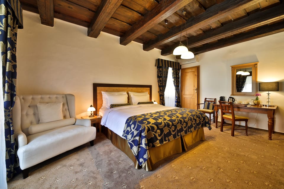 Deluxe Room | Egyptian cotton sheets, premium bedding, pillowtop beds, minibar