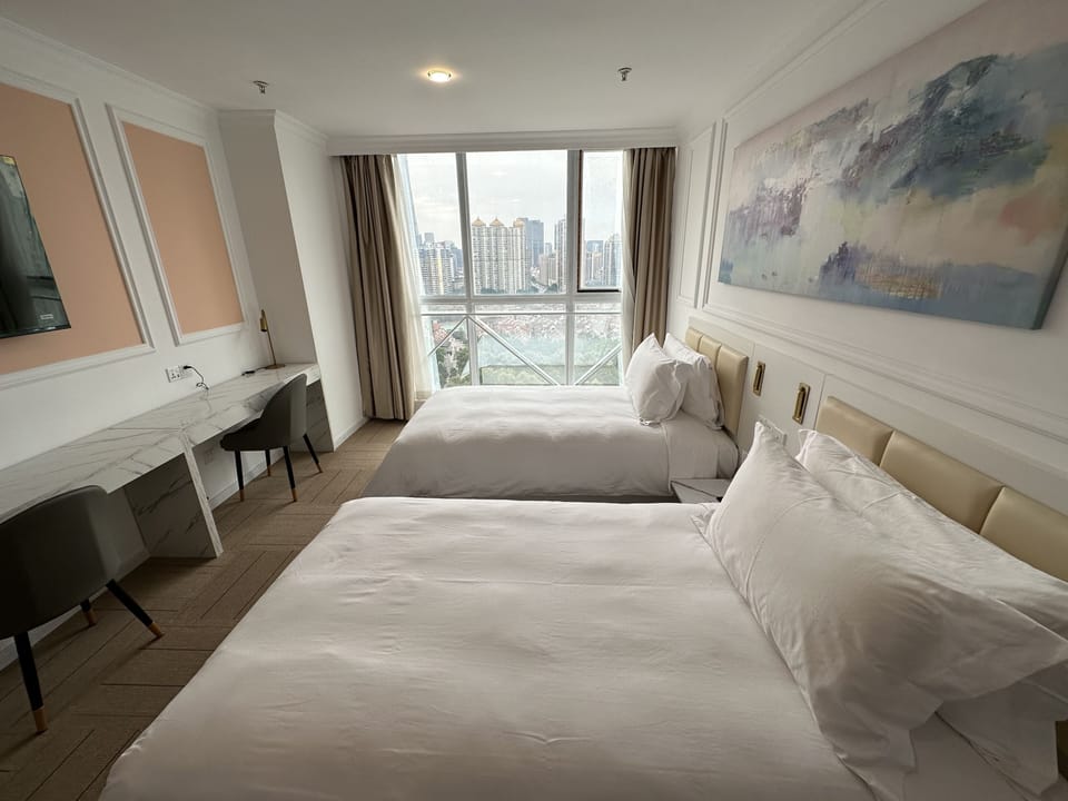 Deluxe Twin Room | Minibar, in-room safe, desk, laptop workspace