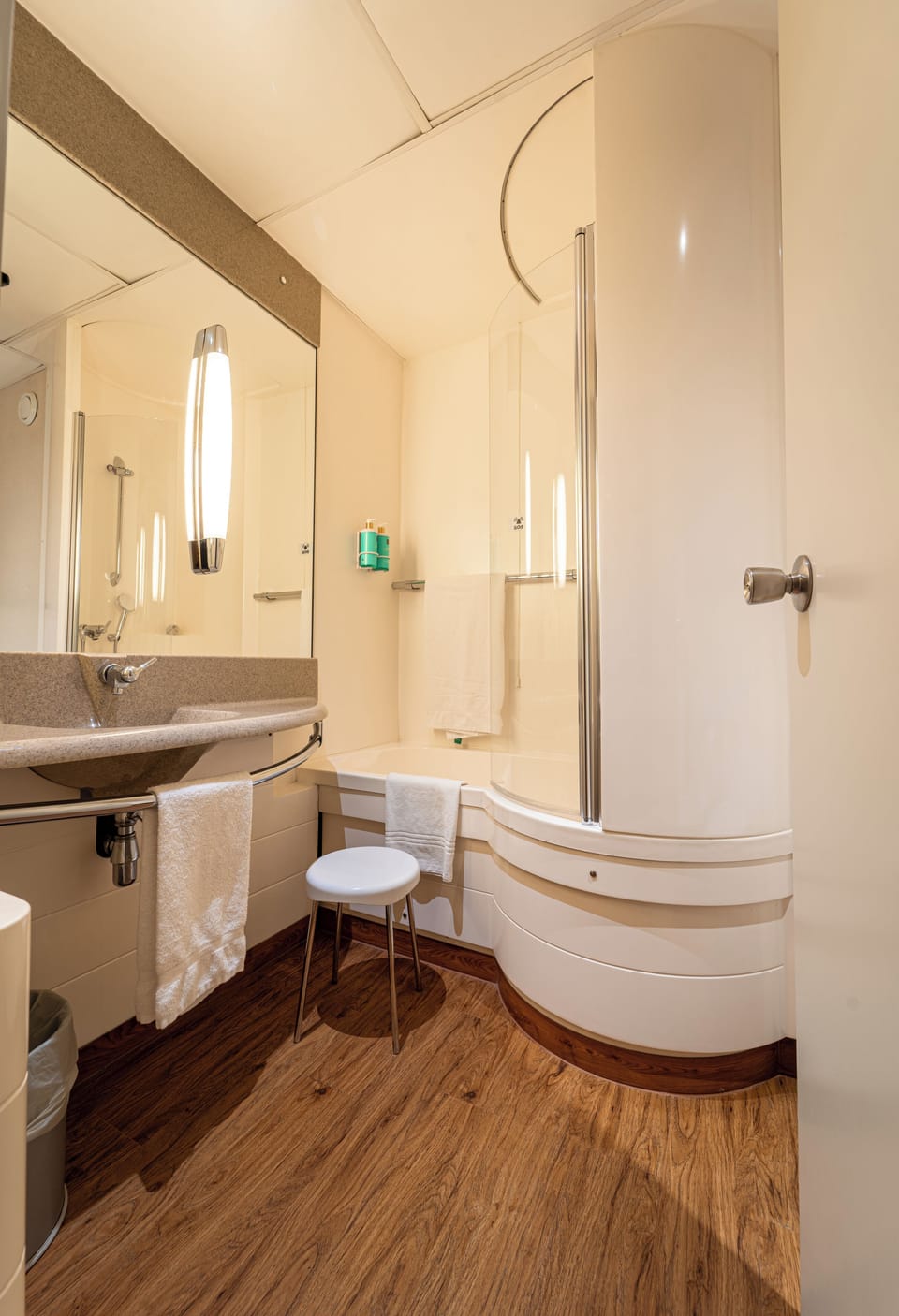 Executive Room (Office with parquet) | Bathroom | Combined shower/tub, eco-friendly toiletries, hair dryer, bidet