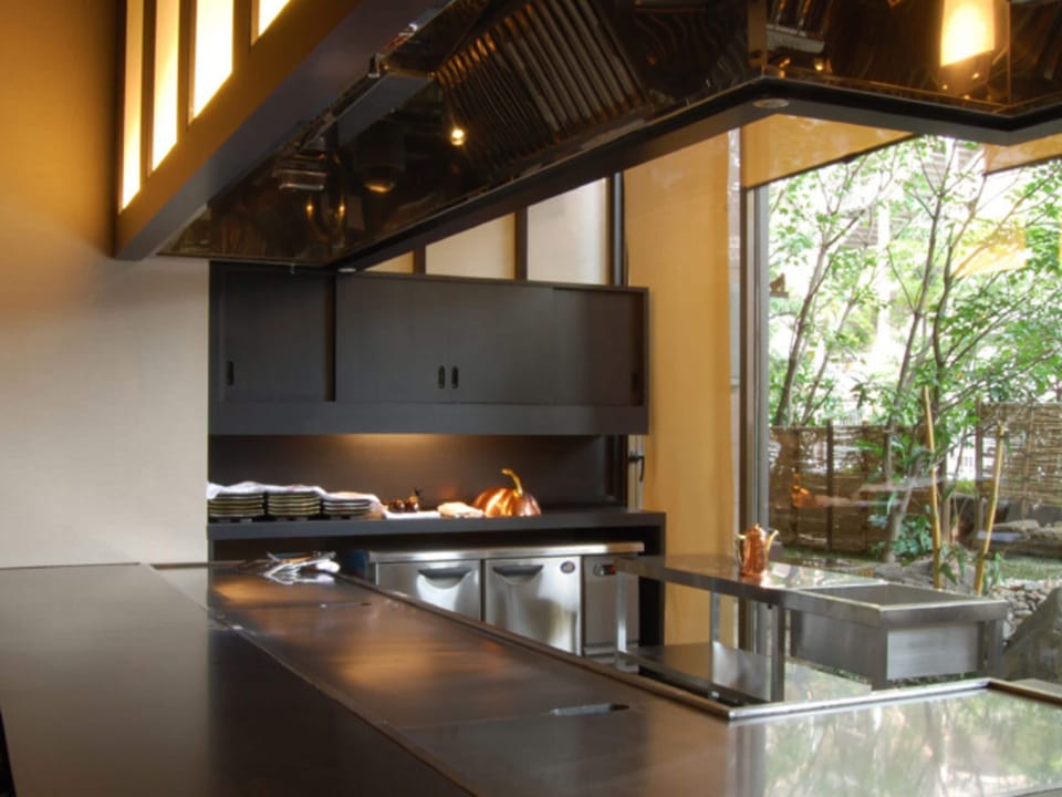 5 restaurants; breakfast, lunch, and dinner served