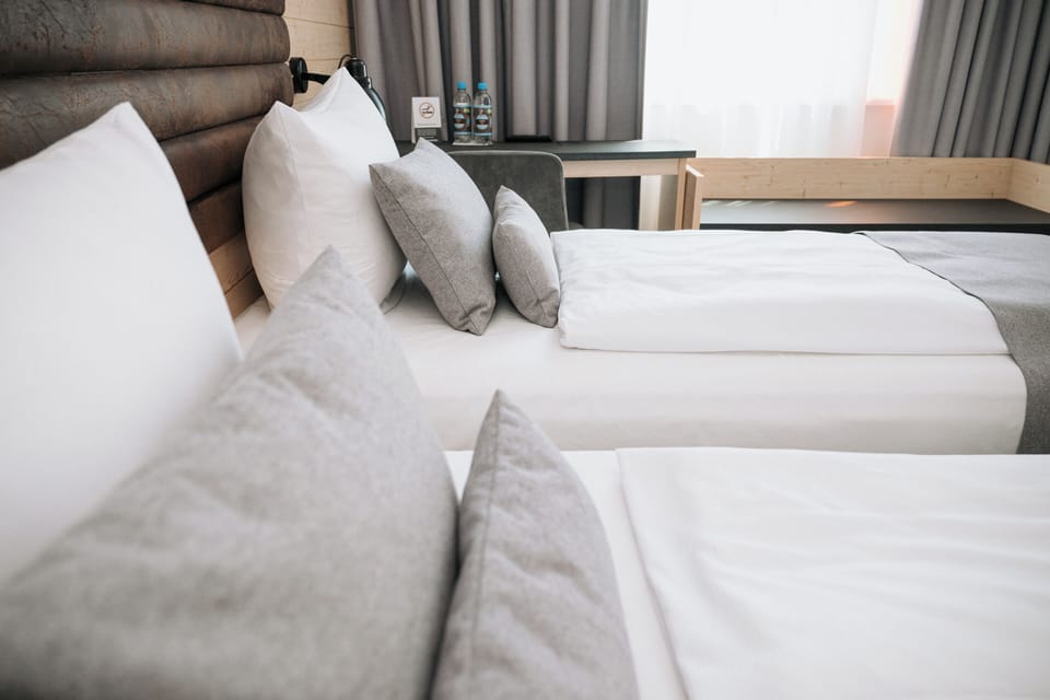 Twin Room, 2 Twin Beds | Premium bedding, in-room safe, desk, blackout drapes