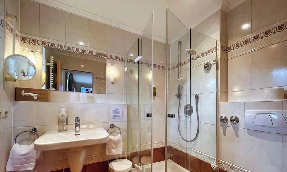Comfort Double Room, 1 King Bed with Sofa bed, Non Smoking | Bathroom | Hair dryer, towels, soap, shampoo