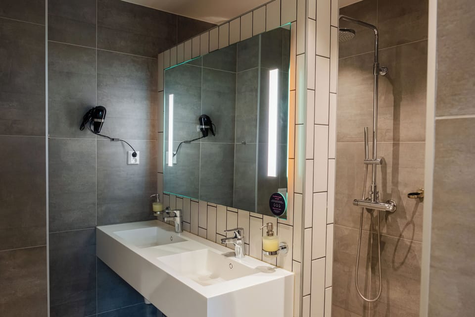 Junior Suite | Bathroom | Shower, hair dryer, towels