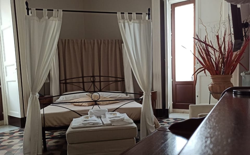 Executive Suite | Premium bedding, minibar, desk, soundproofing