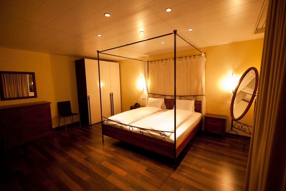 In-room safe, desk, WiFi (free), bed sheets