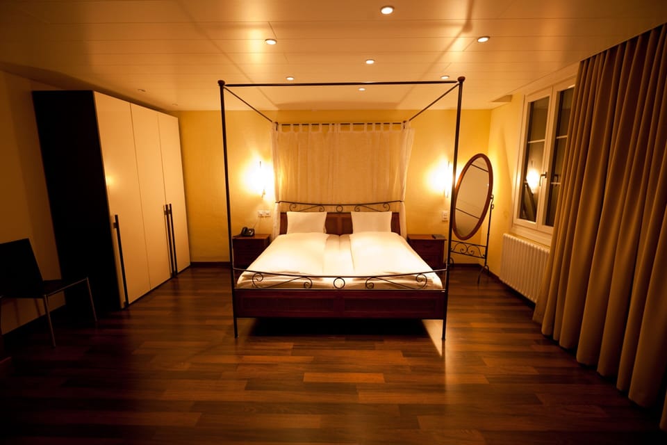 In-room safe, desk, WiFi (free), bed sheets