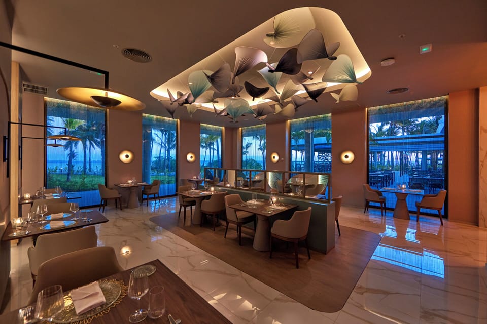 6 restaurants; breakfast, lunch, and dinner served