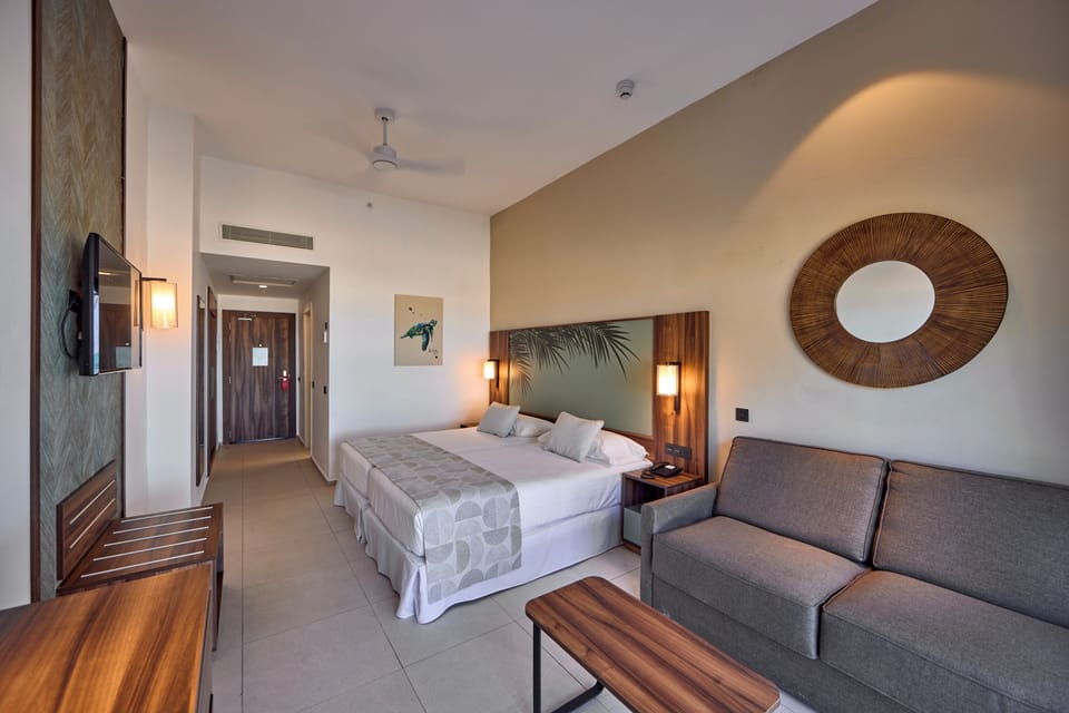Minibar, in-room safe, blackout drapes, cribs (free)
