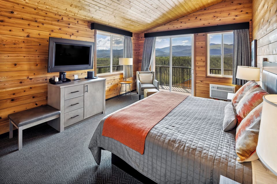 Deluxe Room, 1 King Bed | Iron/ironing board, bed sheets
