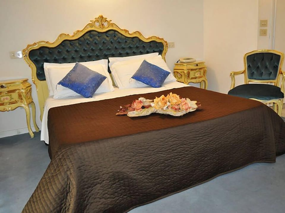 Double Room | In-room safe, desk, free WiFi